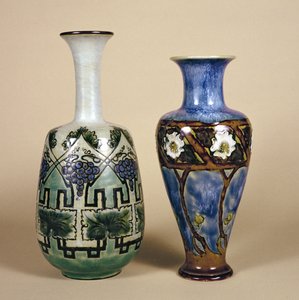 Due vasi Doulton di Eliza Simmance
